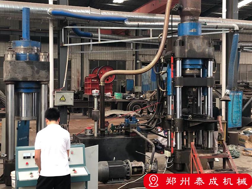 7月16日山西客戶焦煤粉末壓塊機試機現(xiàn)場
